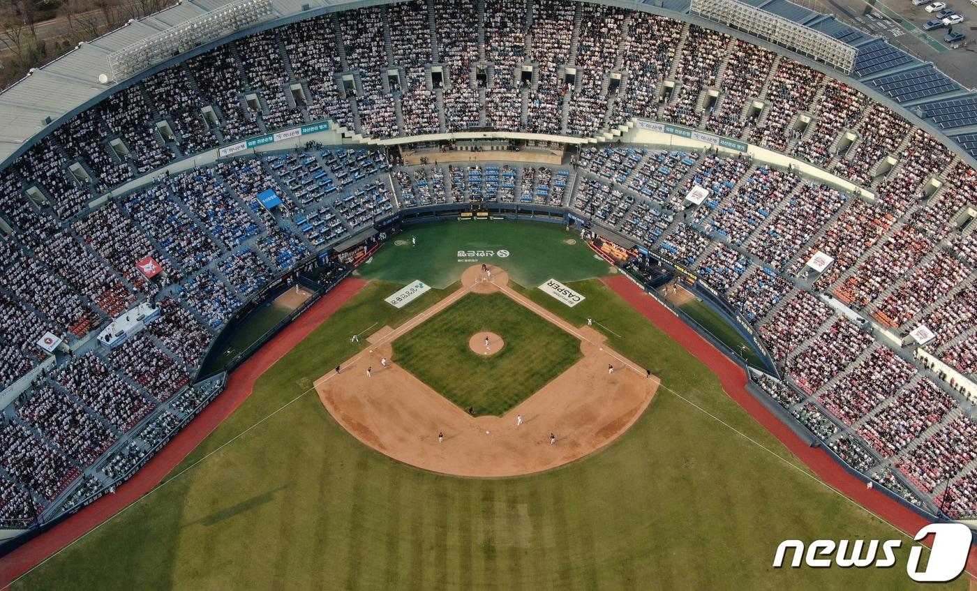 1일 오후 서울 송파구 잠실야구장에서 2023 신한 SOL KBO리그 롯데 자이언츠와 두산 베어스의 개막 경기가 열리고 있다. 2023.4.1/뉴스1 ⓒ News1 김진환 기자