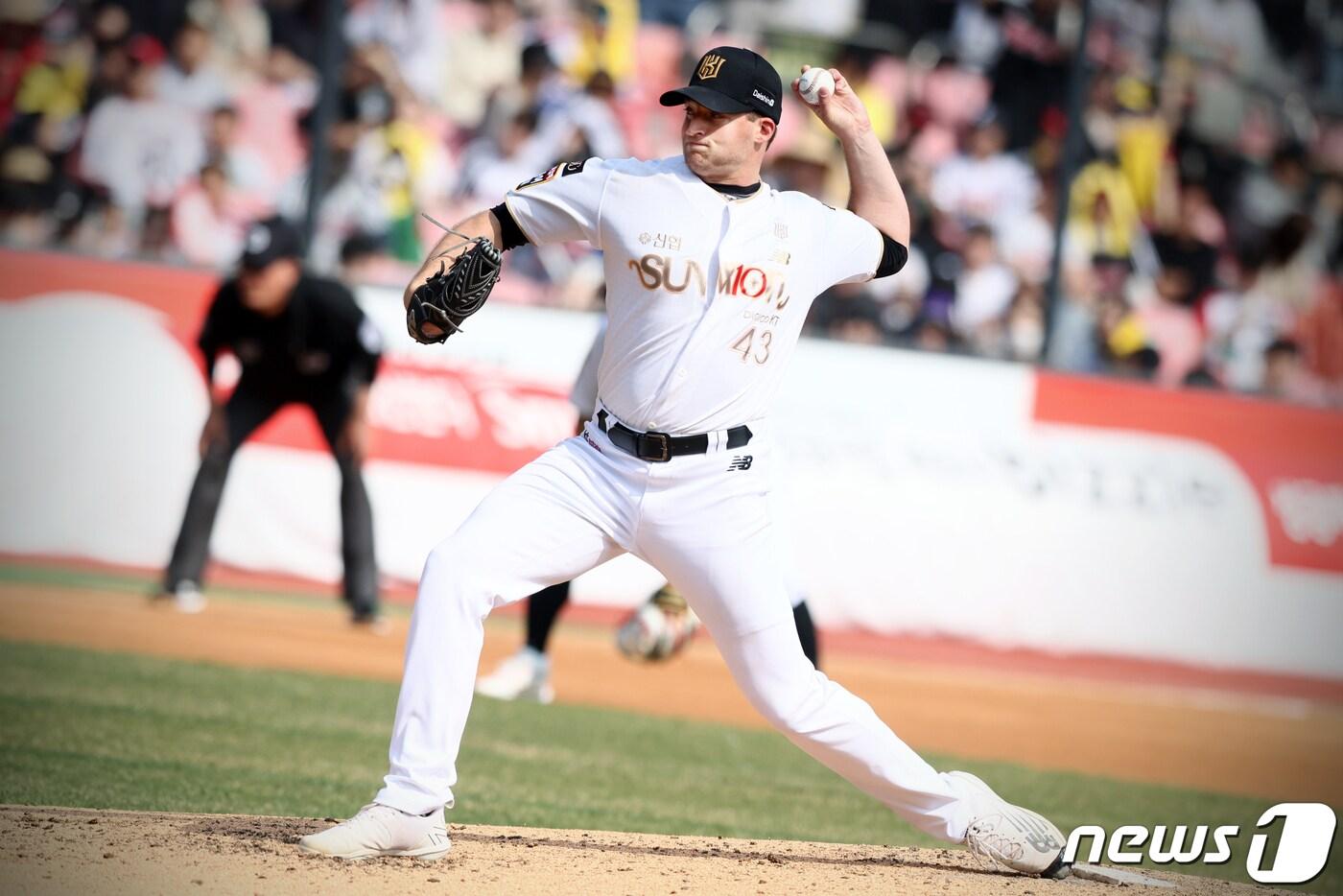 KT 위즈 웨스 벤자민이 1일 경기 수원 케이티위즈파크에서 열린 2023 신한은행 SOL KBO리그 LG 트윈스와의 개막전에서 선발 등판해 역투하고 있다. (KT 제공)