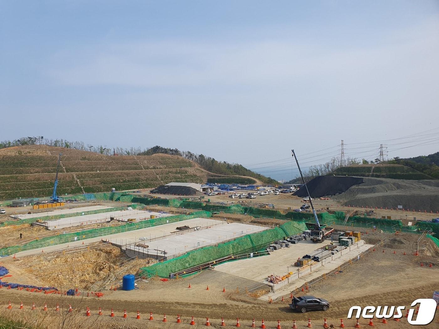 본문 이미지 - 경주 방폐장에 2025년 완공 예정인 중·저준위 방사성폐기물 처분시설 2단계 건설사업(표층처분방식) 모습.