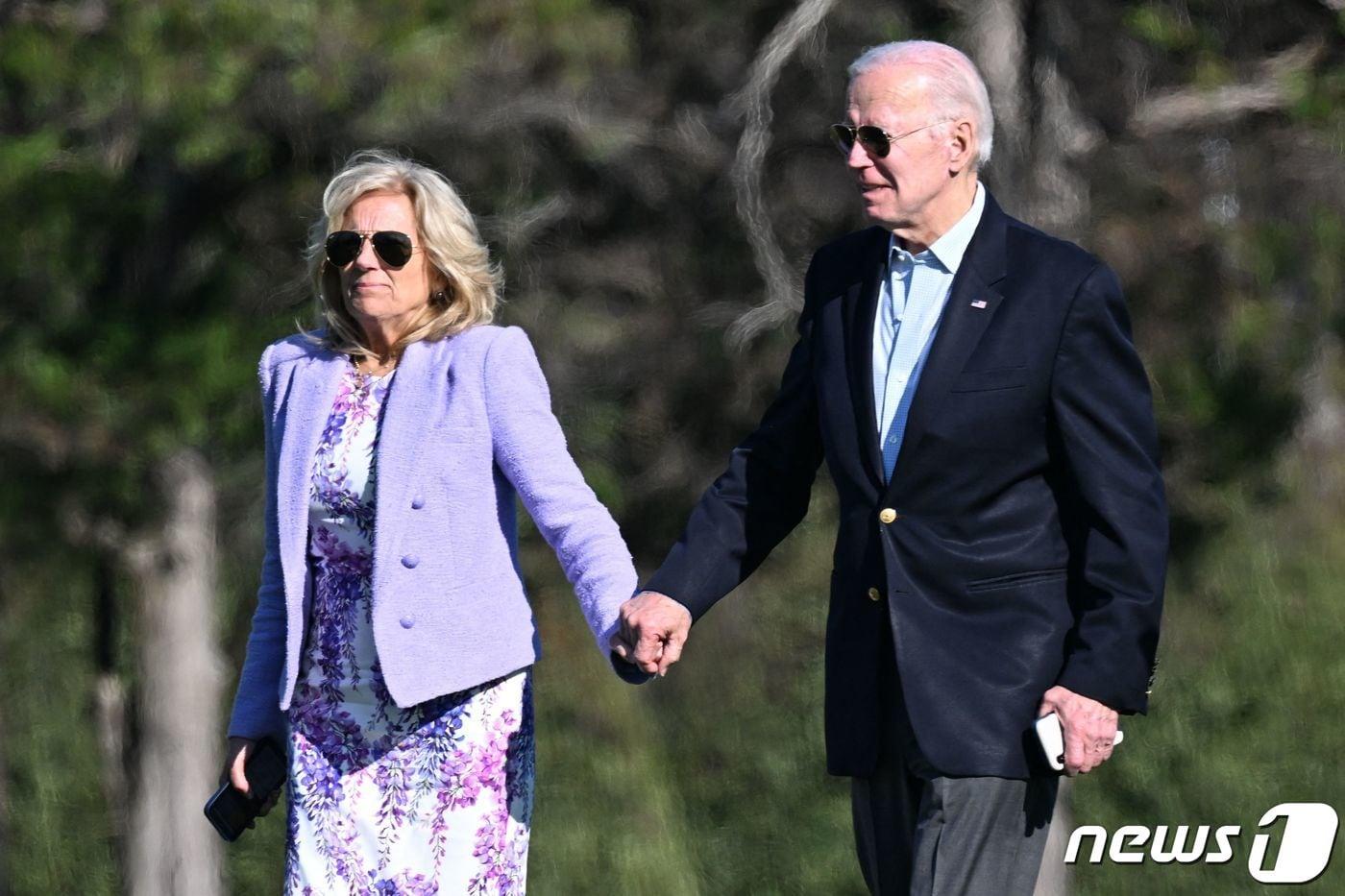 조 바이든 미국 대통령과 부인 질 바이든 여사가 9일 (현지시간) 매릴랜드주 캠프 데이비드에서 주말을 보낸 뒤 워싱턴 백악관 인근 포트 맥네어에 도착을 하고 있다. ⓒ AFP=뉴스1 ⓒ News1 우동명 기자