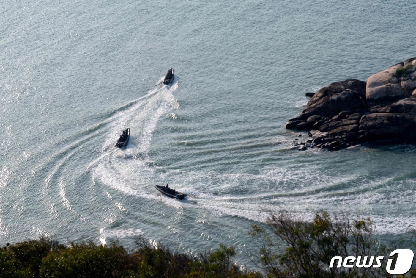 8일(현지시간) 차이잉원 대만 총통과 케빈 매카시 미국 하원의장의 회동에 반발한 중국의 포위 훈련에 대응해 대만 수륙 양용 정찰 순찰대 소속 군함 3척이 마쓰제도를 순찰하고 있다. ⓒ AFP=뉴스1 ⓒ News1 우동명 기자