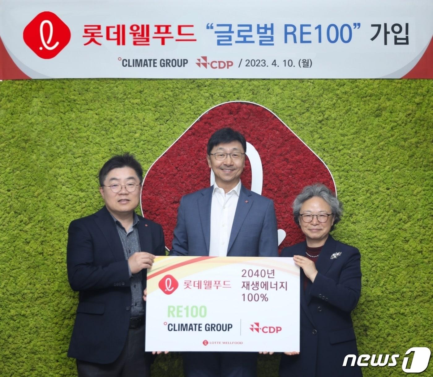 본문 이미지 - (왼쪽부터)박경섭 생산본부장, 이창엽 대표이사, 황덕남 ESG위원장이 롯데웰푸드 RE100 가입 선언식 후 기념촬영을 하고 있다..(롯데웰푸드 제공)