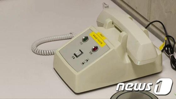 본문 이미지 - 통일부 남북공동연락사무소 직통 전화기. (통일부 제공)/뉴스1