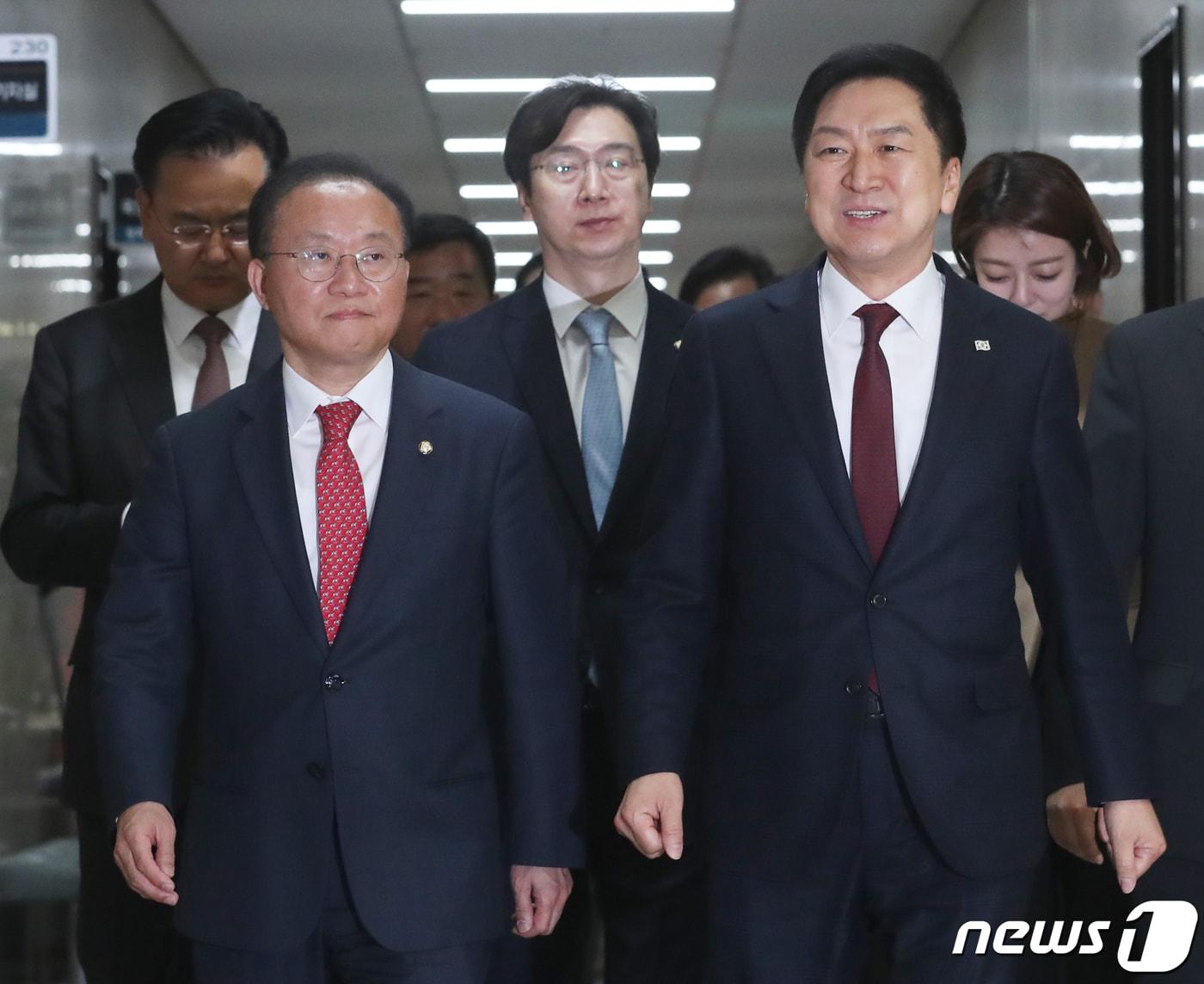 본문 이미지 - 김기현 국민의힘 대표와 윤재옥 원내대표가 10일 오전 서울 여의도 국회에서 열린 최고위원회의에 참석 하고 있다. 2023.4.10/뉴스1 ⓒ News1 송원영 기자