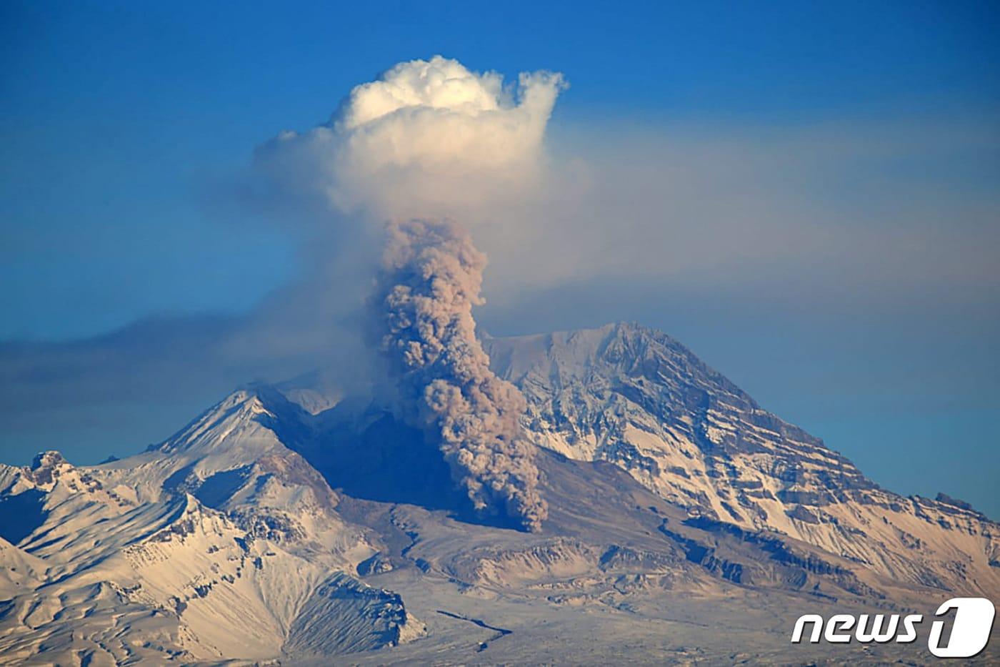 지난해 11월 러시아 극동 캄차카 반도의 시벨루치 화산이 화산재와 연기를 내뿜고 있는 모습이다. 2022.11.22. ⓒ 로이터=뉴스1 ⓒ News1 김성식 기자