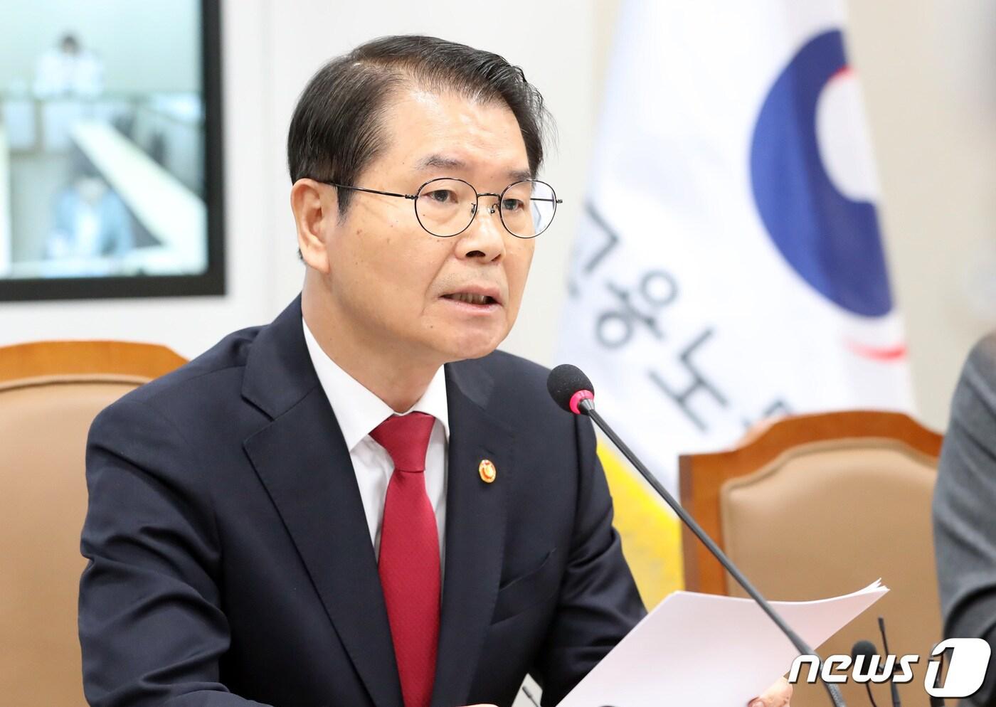 본문 이미지 - 이정식 고용노동부 장관이 10일 오전 세종시 정부세종청사에서 노동개혁 추진 점검회의를 주재하며 발언하고 있다. 2023.4.10/뉴스1 ⓒ News1 김기남 기자