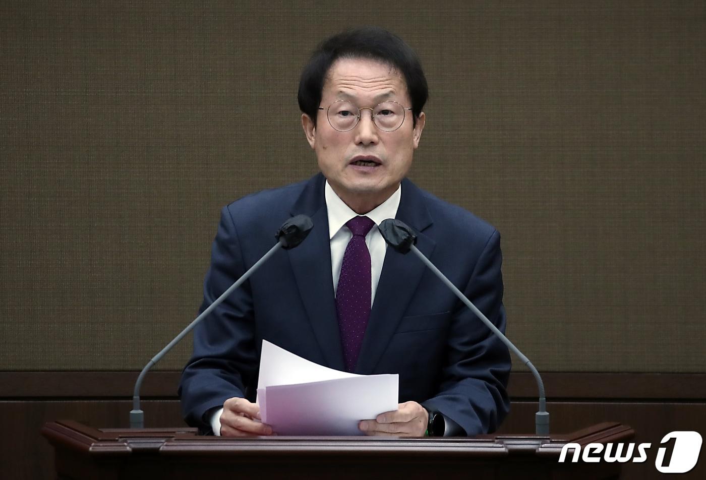 본문 이미지 - 조희연 서울시교육감이 10일 오전 서울 중구 서울시의회 본회의장에서 열린 제317회 임시회 제2차 본회의에서 2023년도 제1회 서울특별시교육비특별회계 추가경정예산안이 재석 82명에 찬성 82명으로 가결된 것에 대한 인사말을 하고 있다. 2023.4.10/뉴스1 ⓒ News1 박정호 기자