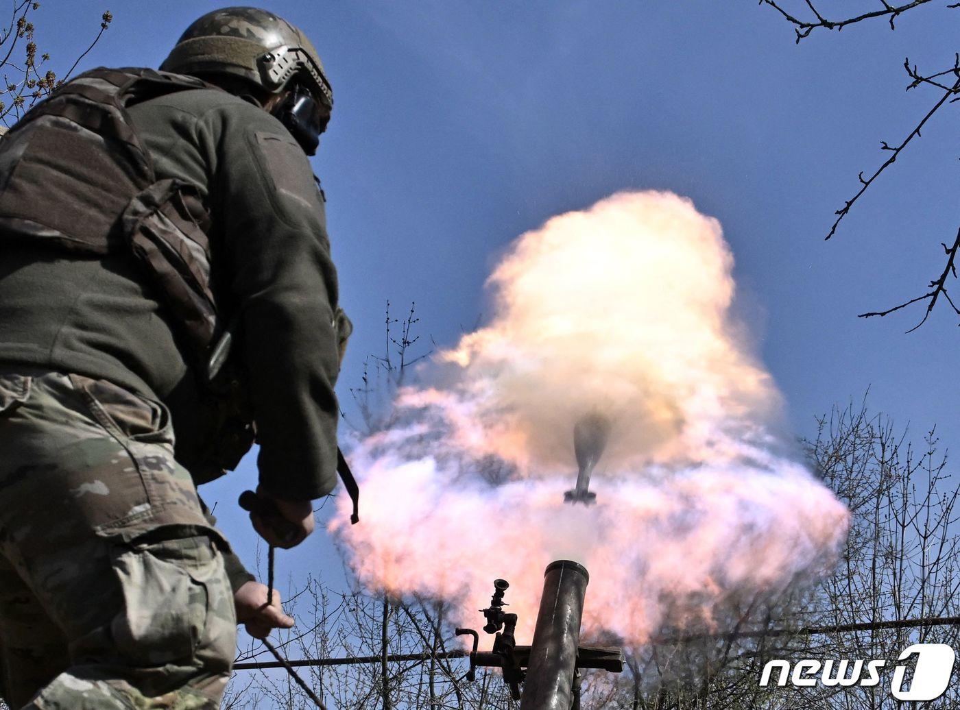 본문 이미지 - 9일(현지시간) 우크라이나 도네츠크의 바흐무트에서 벨라루스 자원병이 러시아 군을 향해 120mm 박격포를 발사하고 있다. ⓒ AFP=뉴스1 ⓒ News1 우동명 기자