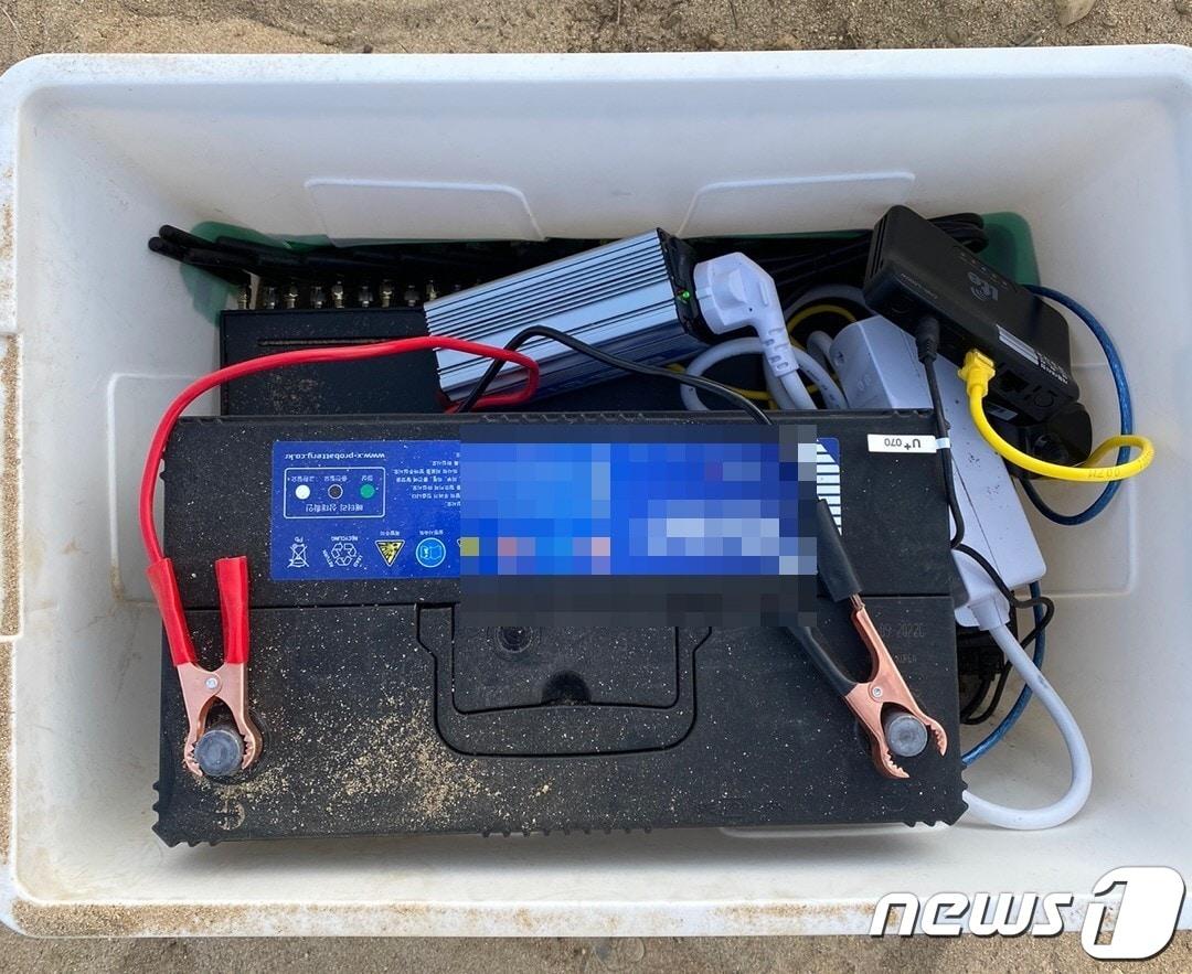 본문 이미지 - 지난 3월7일 경북 성주군 선남면 용신리 일대 갈대밭에 설치된 중계기.(부산경찰청 제공)