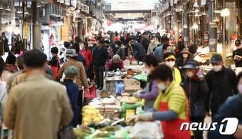 본문 이미지 - 사진은 이날 오후 서울 시내 전통시장 모습. ⓒ News1 김민지 기자