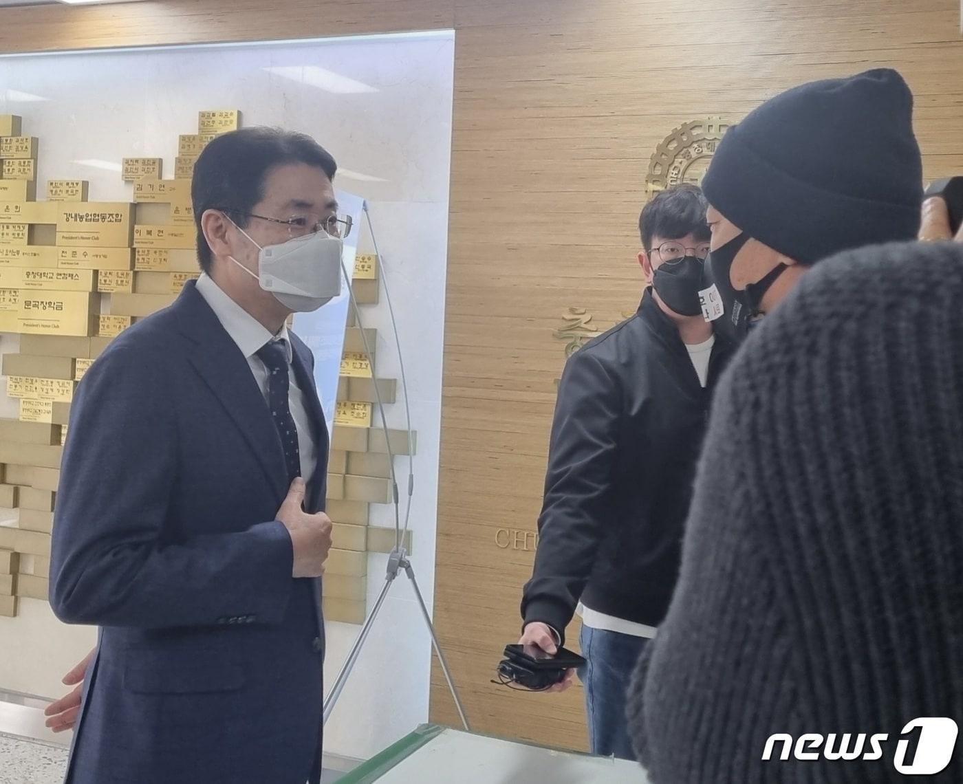 본문 이미지 - 송승호 충청대학교 총장(왼쪽)이 10일 출근을 저지하는 비상대책위원회와 대화를 하고 있는 모습.(충청대 비상대책위원회 제공)/2023.4.10./뉴스1