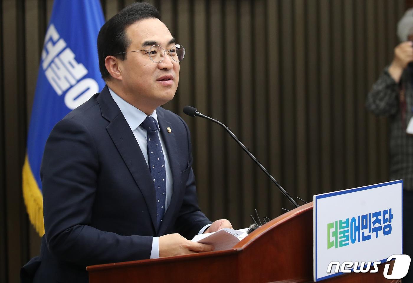 본문 이미지 - 박홍근 더불어민주당 원내대표가 10일 오후 서울 여의도 국회에서 열린 의원총회에서 모두발언을 하고 있다. 2023.4.10/뉴스1 ⓒ News1 임세영 기자