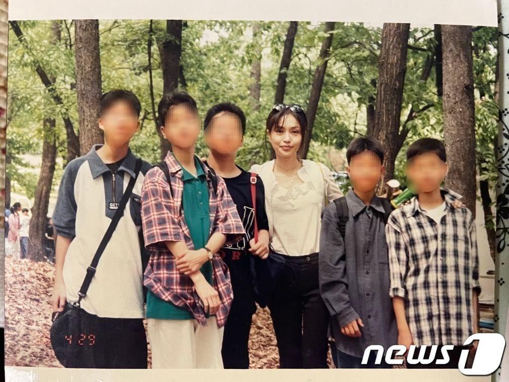 본문 이미지 - 윤석열 대통령의 부인 김건희 여사가 과거 교생 시절 어린이대공원에서 열린 사생대회에서 제자들과 함께 찍은 사진.(대통령실 제공)