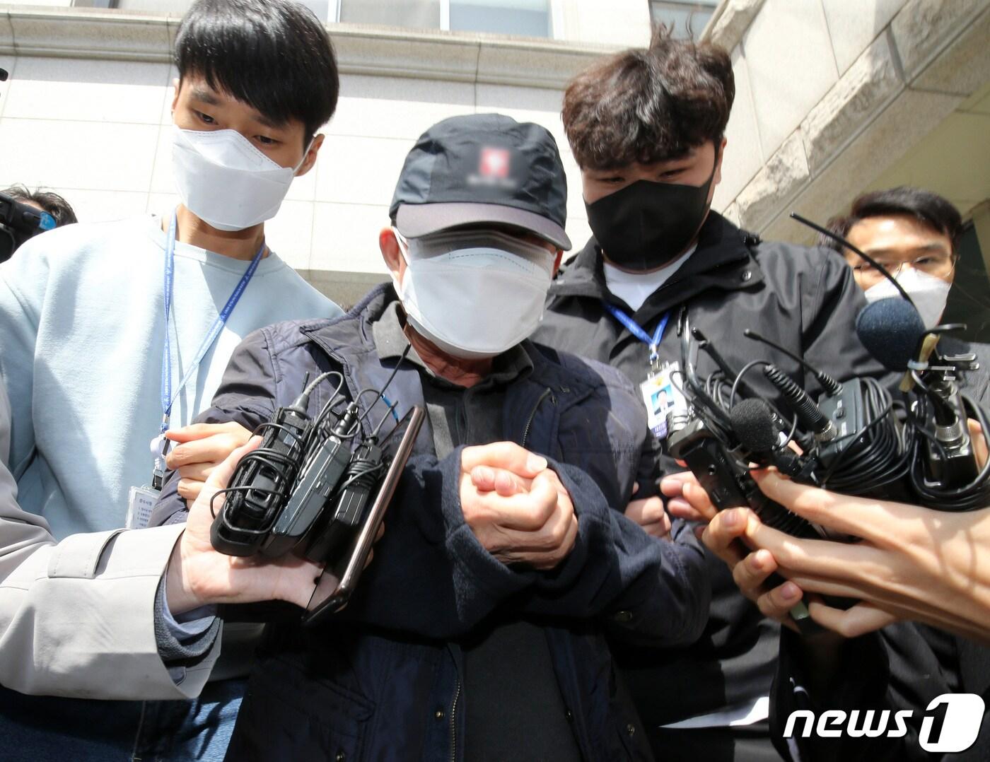 본문 이미지 - 대전 서구 둔산동 어린이보호구역에서 음주운전을 하다 초등학생 4명을 차로 덮쳐 1명을 숨지게 한 60대 운전자가 법원으로 이송되고 있다. 2023.4.10/뉴스1 ⓒ News1 김기태 기자