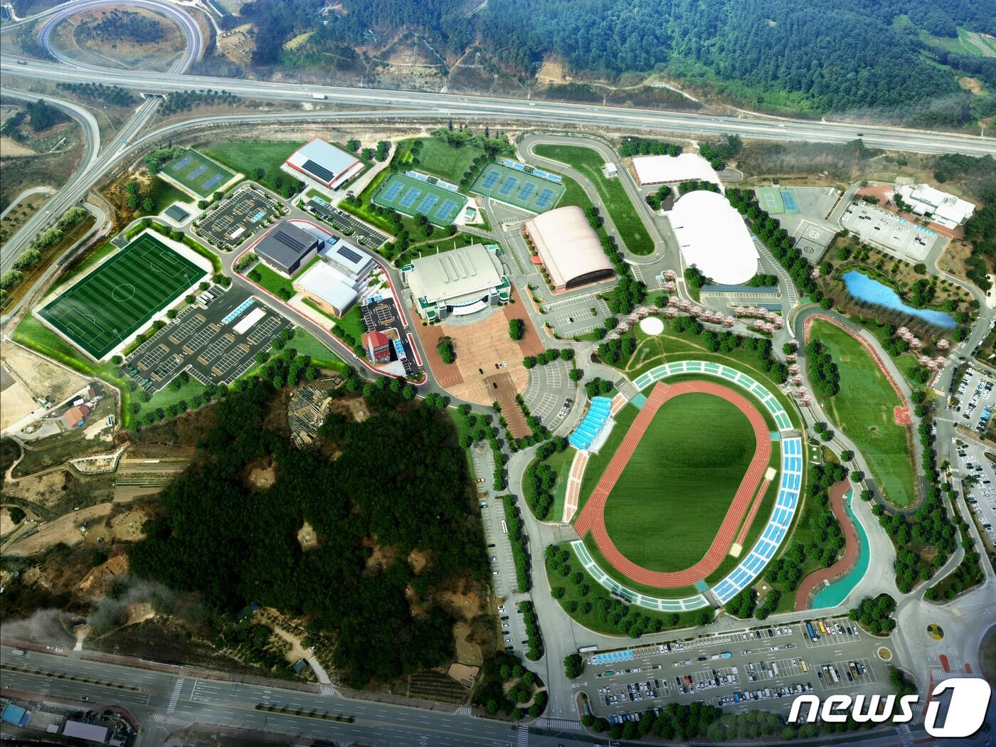 본문 이미지 - 최근 '남원 종합스포츠타운'으로 명칭이 변경된 전북 남원시 소재 춘향골 체육공원 전경.(남원시 제공)/뉴스1 