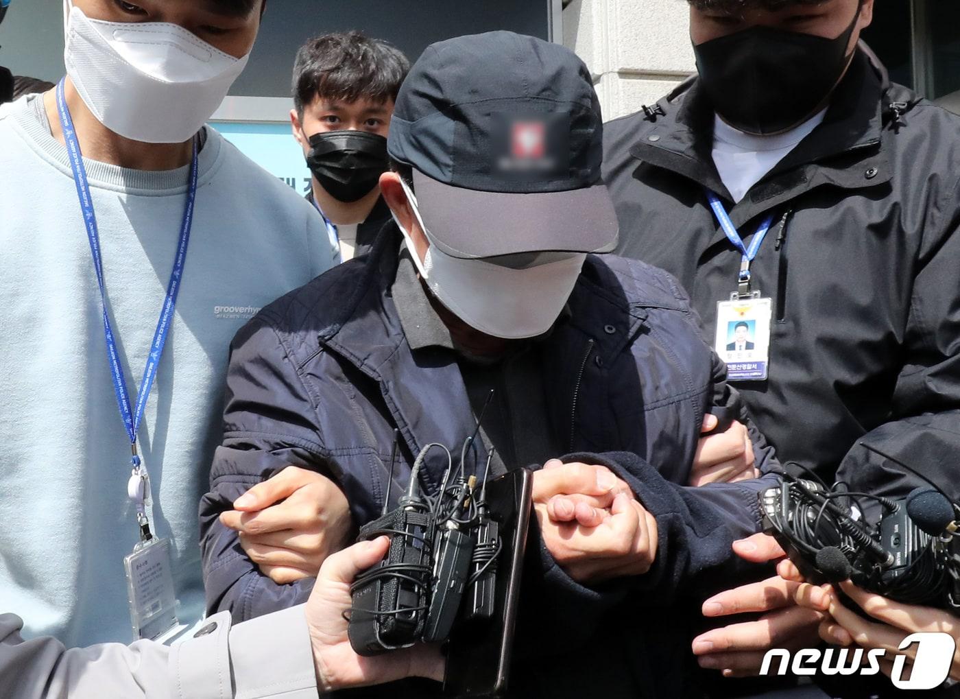 본문 이미지 - 대전 서구 둔산동 어린이보호구역에서 음주운전을 하다 초등학생 4명을 차로 덮쳐 1명을 숨지게 한 60대 운전자가 법원으로 이송되고 있다. 2023.4.10/뉴스1 ⓒ News1 김기태 기자