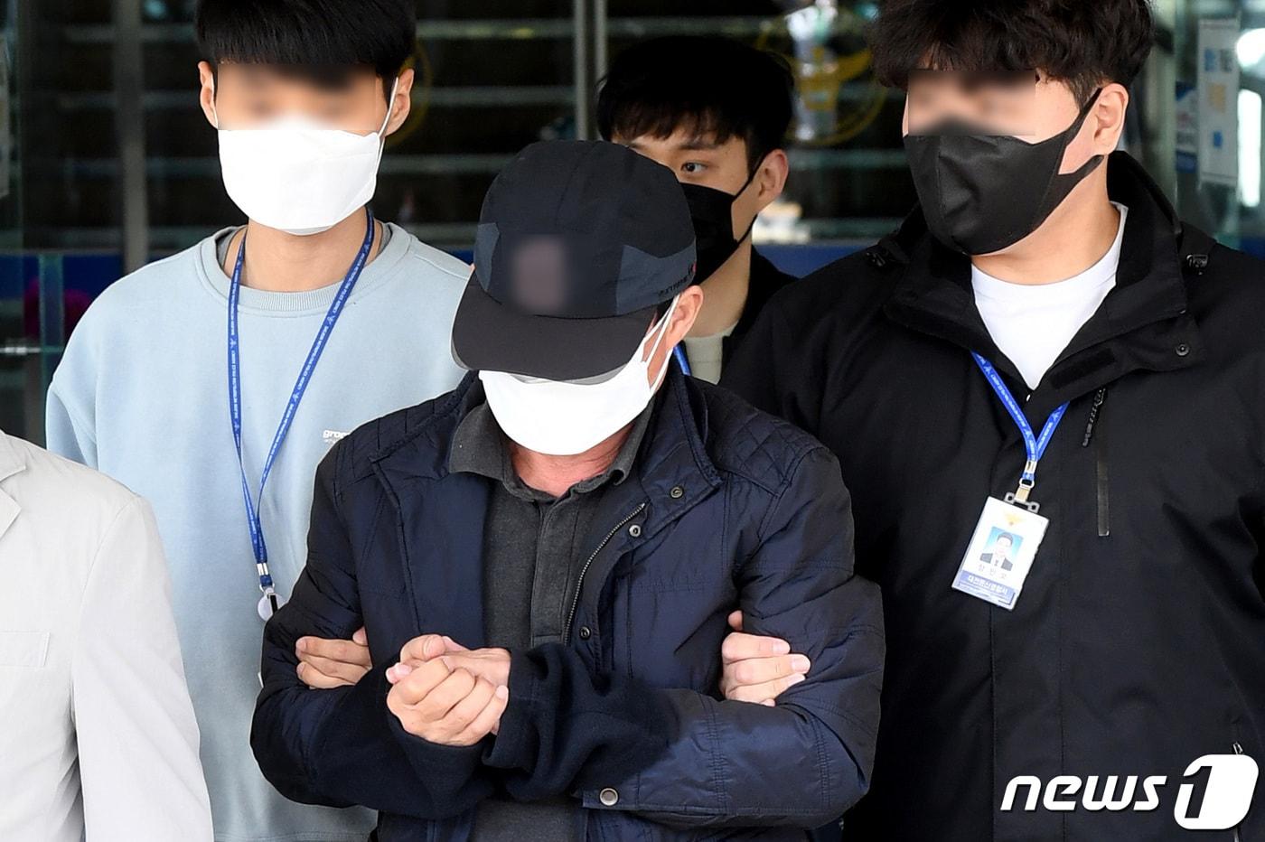 대전 서구 둔산동 어린이보호구역에서 음주운전을 하다 초등학생 4명을 차로 덮쳐 1명을 숨지게 한 60대 운전자 A씨가 지난달 10일 대전 둔산경찰서에서 법원으로 이송되고 있다. /뉴스1ⓒNews1 김기태 기자