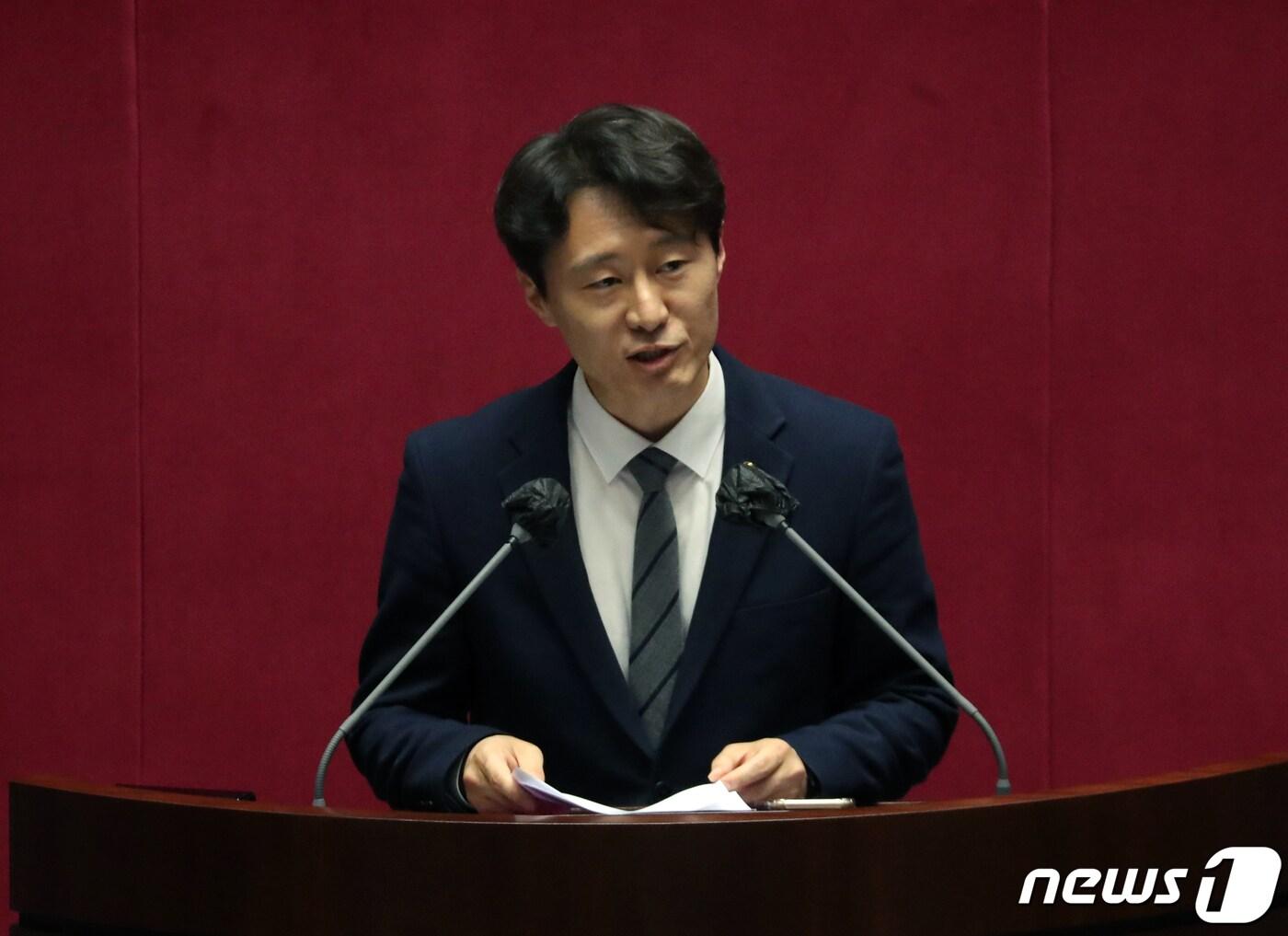 본문 이미지 - 이탄희 더불어민주당 의원이 지난 4월 서울 여의도 국회 본회의장에서 열린 제405회 국회(임시회) 제1차 국회의원 선거제도 개선에 관한 결의안 심사를 위한 전원회의에서 발언을 하고 있다.  2023.4.10/뉴스1 ⓒ News1 송원영 기자