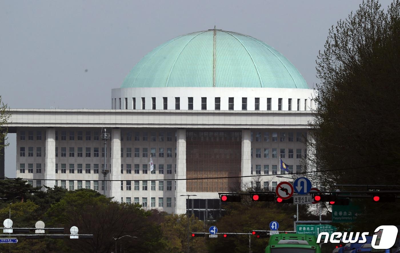본문 이미지 - 지난 10일 서울 영등포구 여의도 의사당대로에서의 국회의사당. 2023.4.10/뉴스1 ⓒ News1 황기선 기자