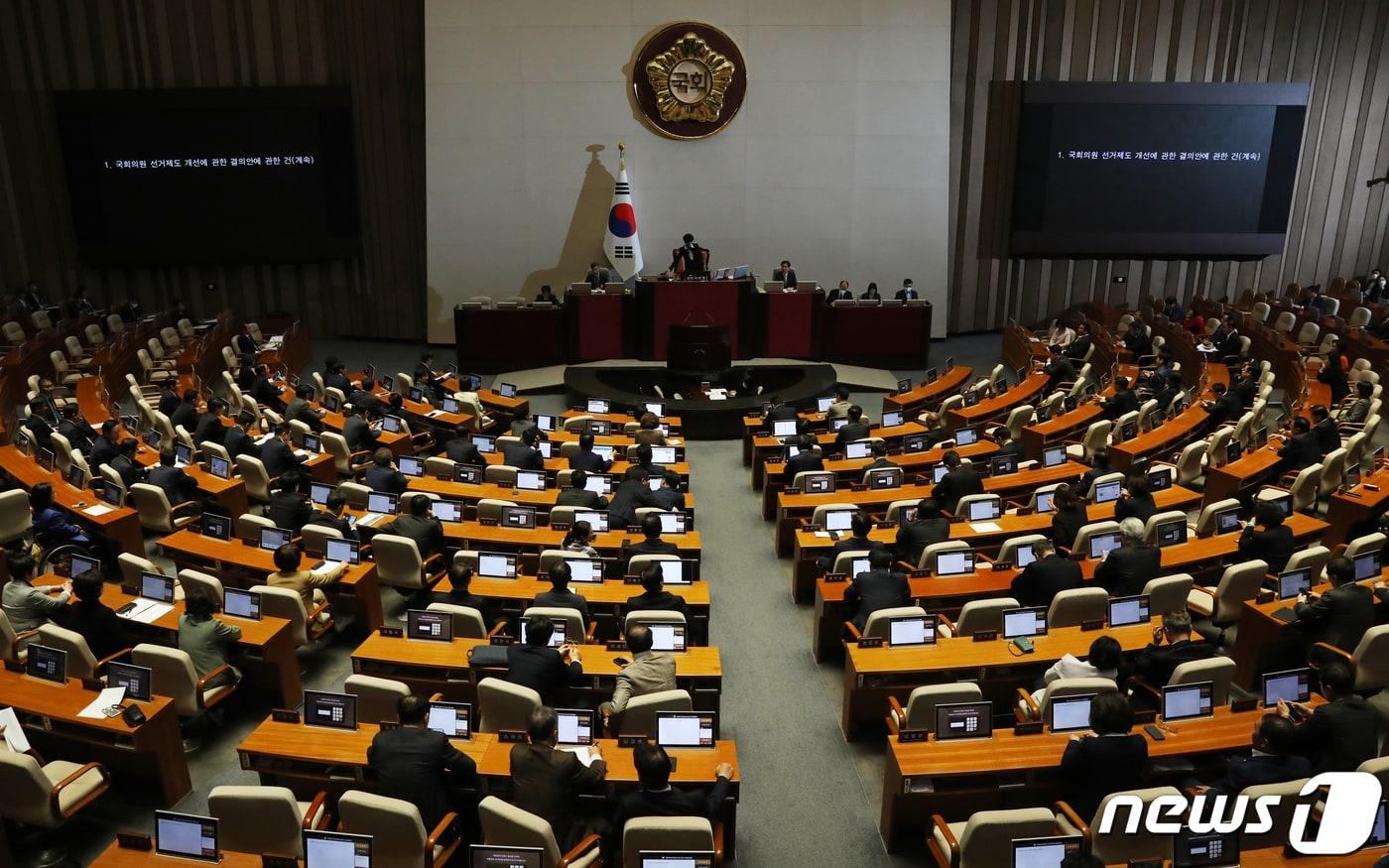 본문 이미지 - 김영주 국회 전원위원장이 10일 서울 여의도 국회 본회의장에서 열린 제405회 국회(임시회) 제1차 국회의원 선거제도 개선에 관한 결의안 심사를 위한 전원회의에서 의사봉을 두드리고 있다.2023.4.10/뉴스1 ⓒ News1 송원영 기자