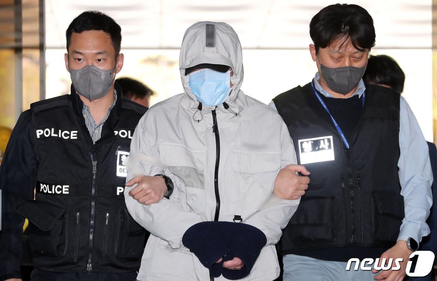 서울 강남구 학원가에 퍼진 '마약 음료' 사건 관련 번호조작 혐의를 받고 있는 30대 남성 김모씨가 10일 오후 서초구 서울중앙지방법원에서 열린 구속 전 피의자심문(영장실질심사)에 출석하고 있다. 2023.4.10/뉴스1 ⓒ News1 박세연 기자