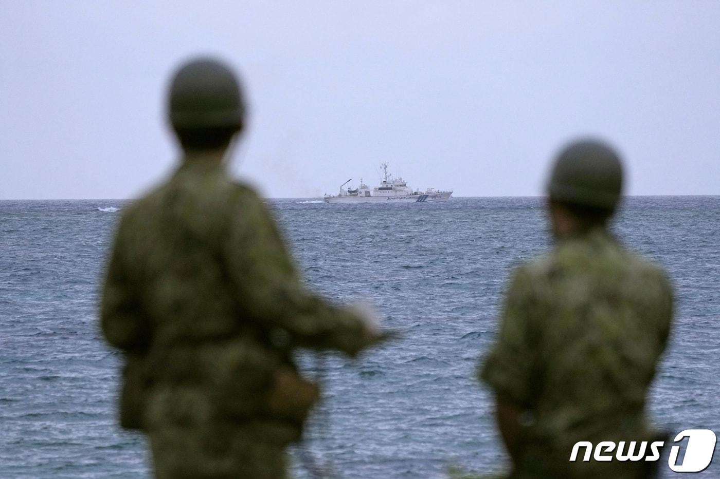 본문 이미지 - 7일 일본 오키나와현 미야코지마 인근 바다에서 일본 해상보안청이 실종된 육상자위대 헬기 수색에 나섰다. 당시 헬기에는 육군자위대 제8사단장을 포함해 10명이 탑승하고 있었다. ⓒ 로이터=뉴스1 ⓒ News1 박재하 기자