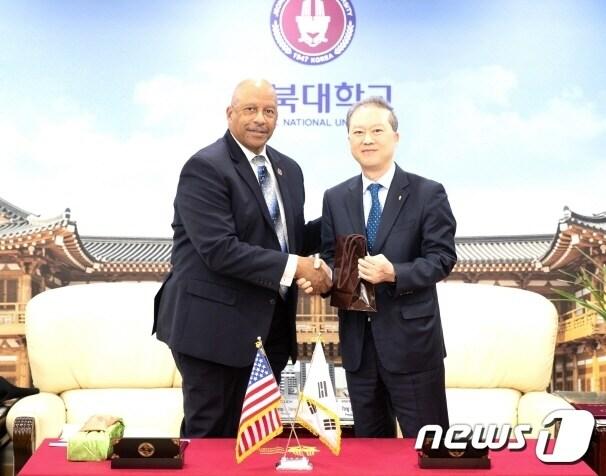 본문 이미지 - 전북대학교가 최근 미국 서부에 위치한 주요 대학인 캘리포니아주립대 도밍게즈힐스와 국제협력 협약을 맺고 복수학위제 추진 등 긴밀한 연대와 협력을 이어나가기로 했다.(전북대 제공)/뉴스1