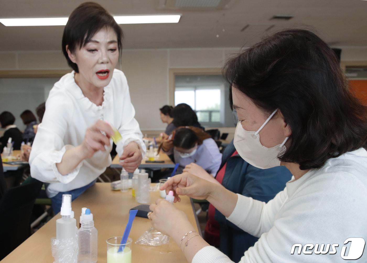 본문 이미지 - 경북 상주시농업기술센터는 오는 12일까지 ‘농촌자원을 활용한 치유농업 교육’에 참여할 농업인 30명을 선착순 모집한다.사진은  포항 농업기술센터 치유체험 프로그램 2023.4.10 ⓒ 뉴스1 최창호 기자