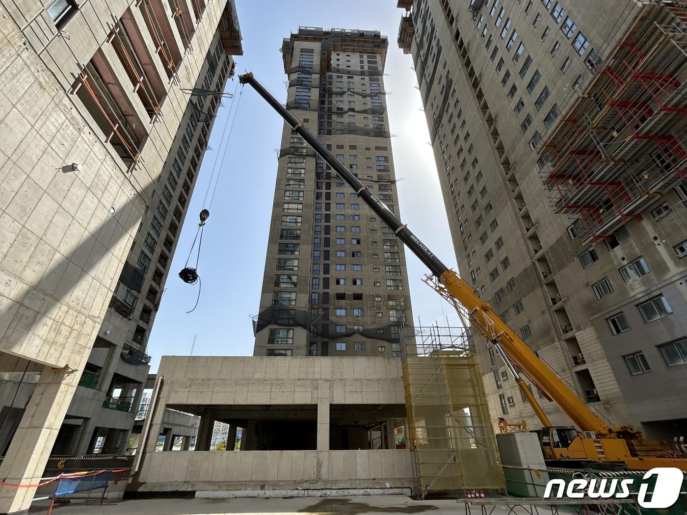 본문 이미지 - 10일 오전 광주 서구 화정동 현대산업개발 아파트 신축공사 붕괴사고 현장에 철거 장비인 타워크레인 설치를 위한 자재 등이 들어오고 있다.(현대산업개발 제공) 2023.4.10/뉴스1 ⓒ News1 이수민 기자