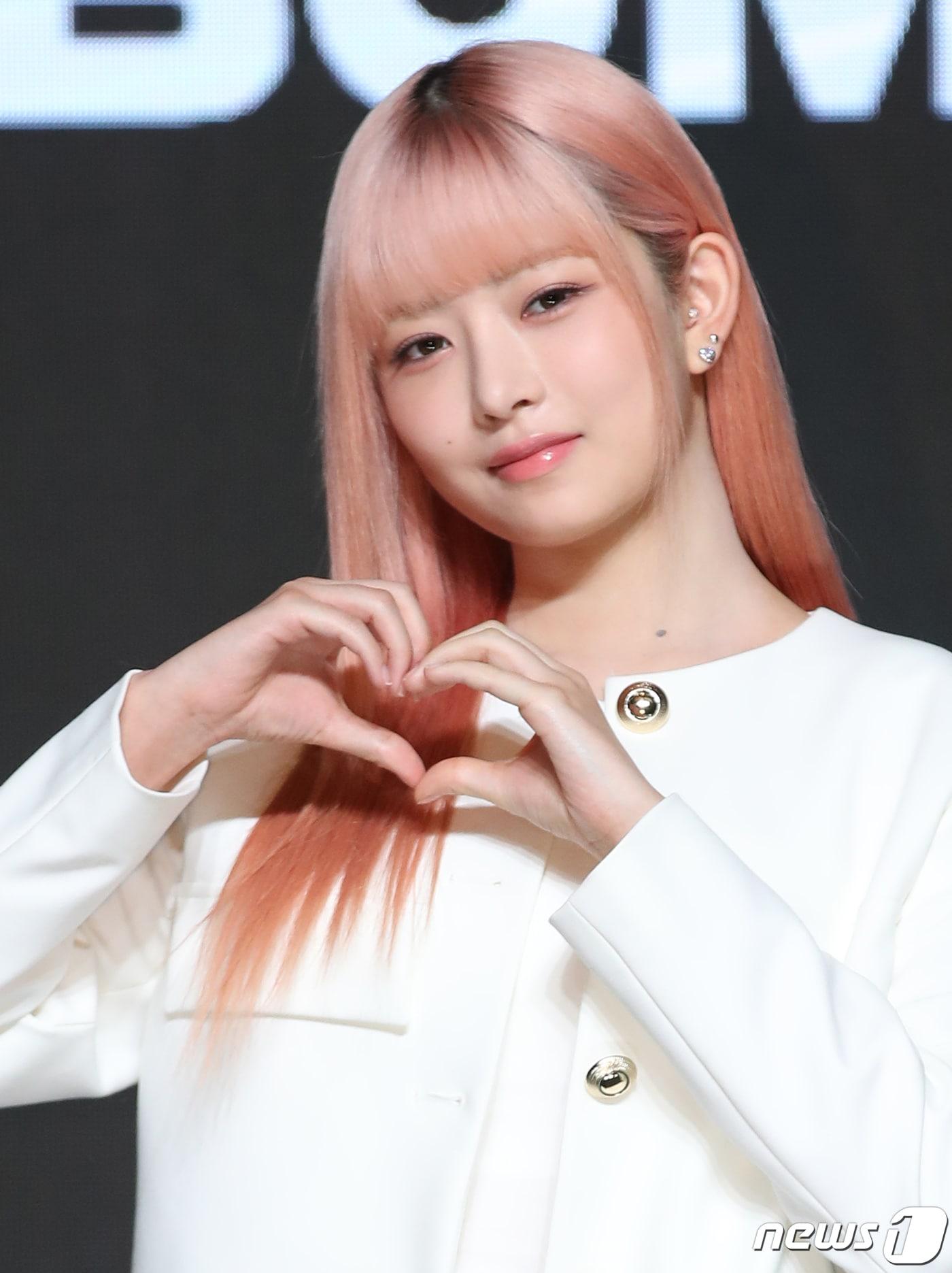 본문 이미지 - 그룹 아이브(IVE)의 레이가 10일 서울 영등포구 콘래드 서울 호텔에서 가진 첫 번째 정규 앨범 '아이해브 아이브(i've IVE)' 발매 기자간담회에서 포즈를 취하고 있다. 2023.4.10/뉴스1 ⓒ News1 권현진 기자