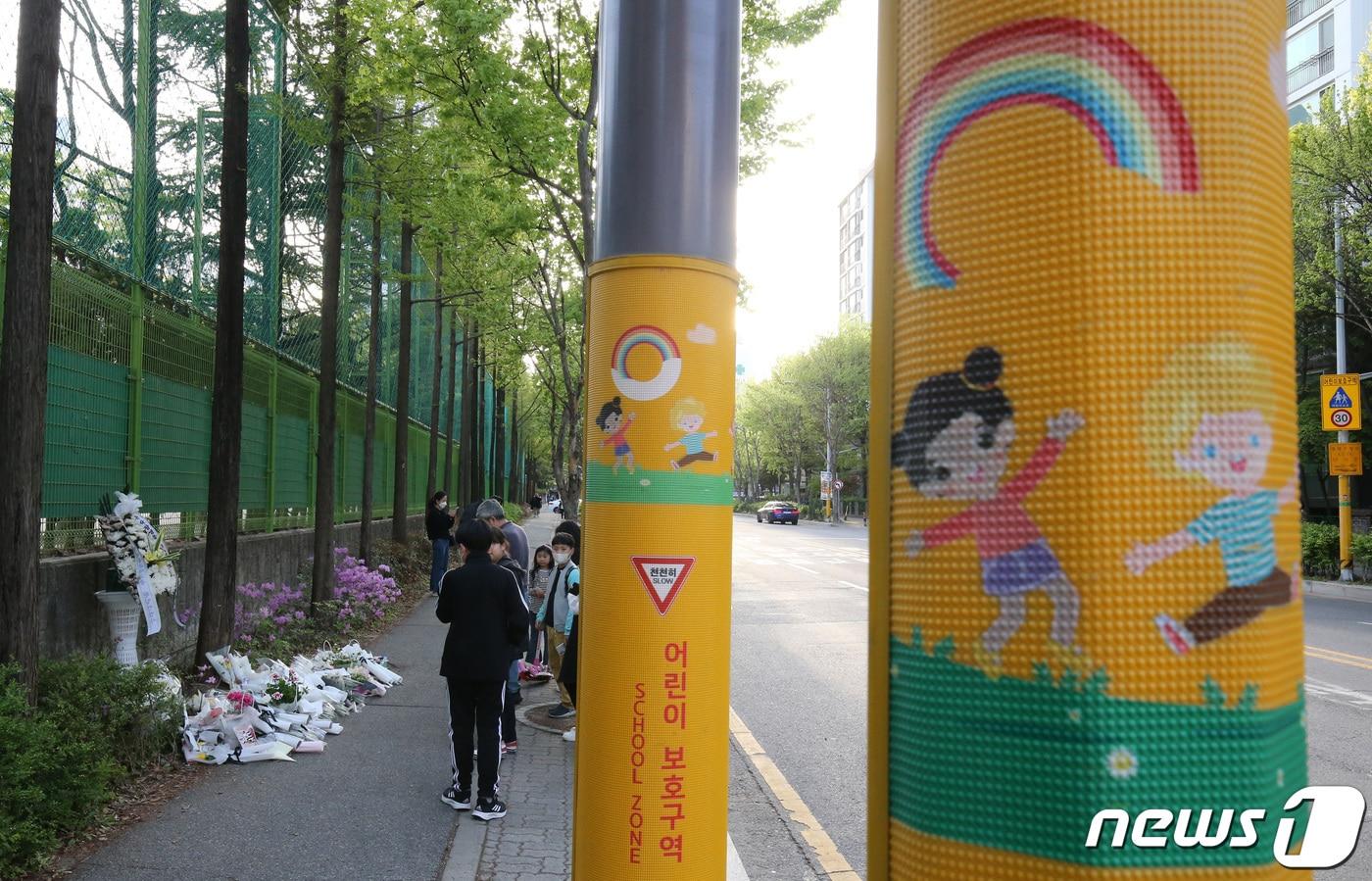 본문 이미지 - 지난 8일 오후 2시 21분께 만취 운전자가 어린이보호구역에서 인도를 지나던 학생 4명을 덮쳐 9살 배승아 양을 숨지게 하고 3명에게 중상을 입힌 사고가 발생한 가운데 10일 대전 서구 탄방중 앞 사고 발생지역에서 시민들이 고(故) 배승아 양을 추모하고 있다. 2023.4.10/뉴스1 ⓒ News1 김기태 기자