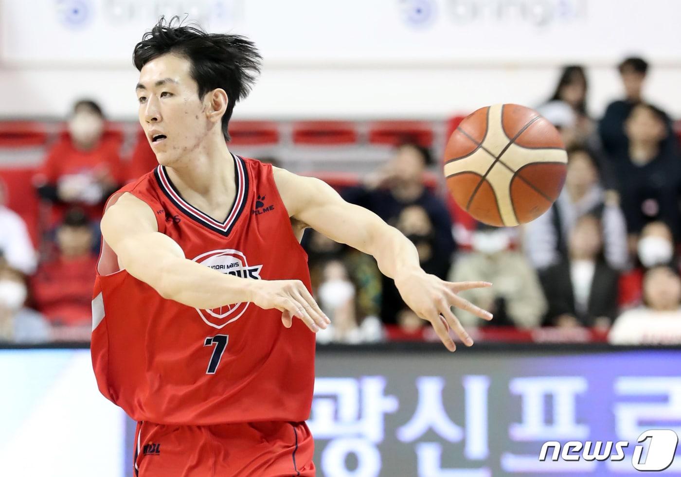 본문 이미지 - 10일 오후 울산 동천체육관에서 열린 'SKT 에이닷 프로농구 2022-2023 KBL' 6강 플레이오프 5차전 울산 현대모비스와 고양 캐롯의 경기에서 현대모비스 서명진이 노룩 패스를 하고 있다. 2023.4.10/뉴스1 ⓒ News1 조민주 기자