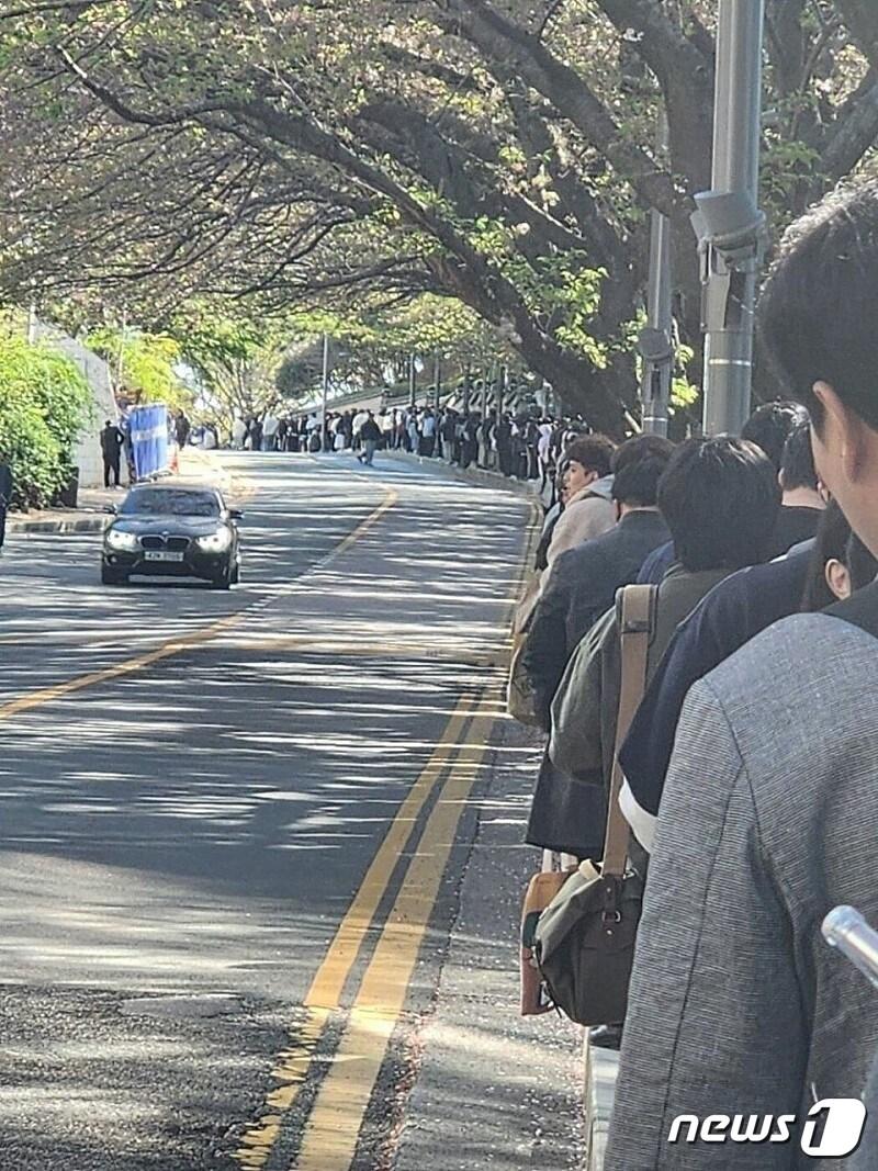 본문 이미지 - 지난 8일 부산 달맞이길에 위치한 이디야커피는 개장 6시간 전인 새벽 3시부터 수십명의 방문객이 줄을 섰다. (독자 제공)