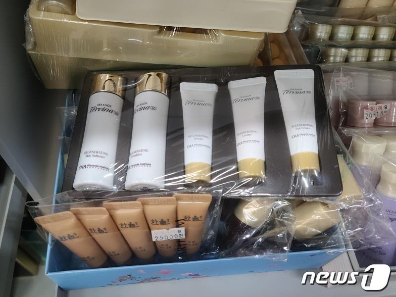 본문 이미지 -  견본화장품 불법 판매 현장에서 압수한 화장품(부산시청 제공)