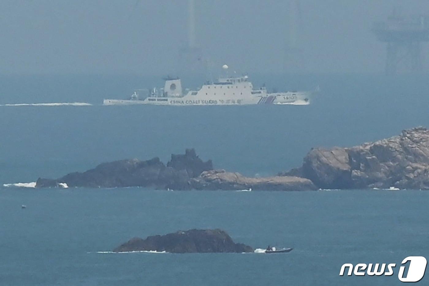 10일(현지시간) 차이잉원 대만 총통과 케빈 매카시 미국 하원의장의 회동에 반발한 중국 해안 경비함이 대만과 인접한 푸젠성 푸저우의 핑탄섬 해상에서 정찰을 하고 있다. ⓒ AFP=뉴스1 ⓒ News1 우동명 기자