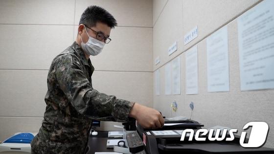 본문 이미지 - 군 관계자가 지난 2021년 10월4일 대북 직통선 시험 팩스를 발송하고 있다. (국방부 제공) 2021.10.4/뉴스1