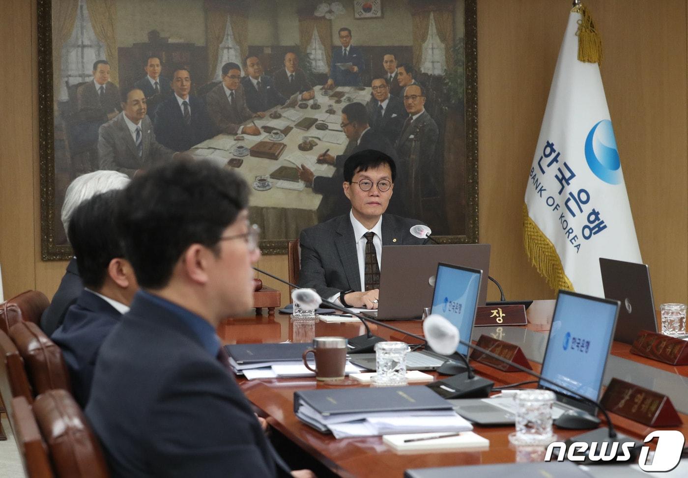 본문 이미지 - 이창용 한국은행 총재가 지난 11일 금융통화위원회를 주재하고 있다. /뉴스1