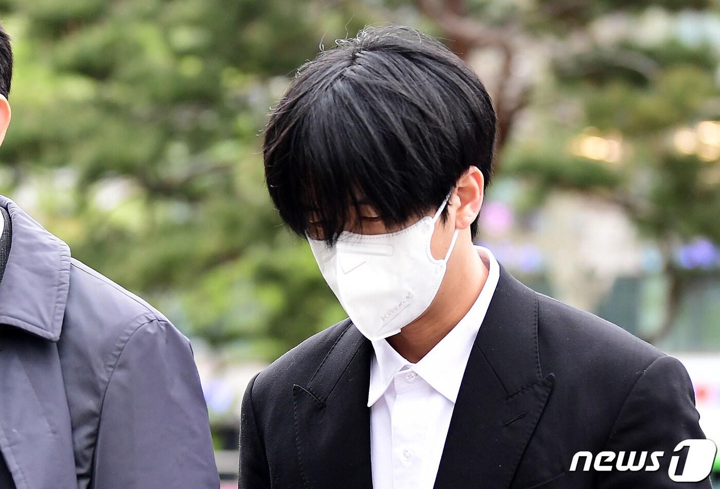 병역법 위반 혐의로 기소된 라비가 11일 오전 서울 양천구 서울남부지방법원에서 열린 1차 공판에 출석하고 있다. (공동취재) 2023.4.11/뉴스1 ⓒ News1 이동해 기자