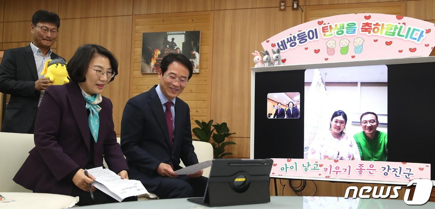 본문 이미지 - 강진원 강진군수(왼쪽 세번째)가 10일 세쌍둥이를 출산한 이동훈·김미나 부부와 영상통화를 나누고 있다. ⓒ News1
