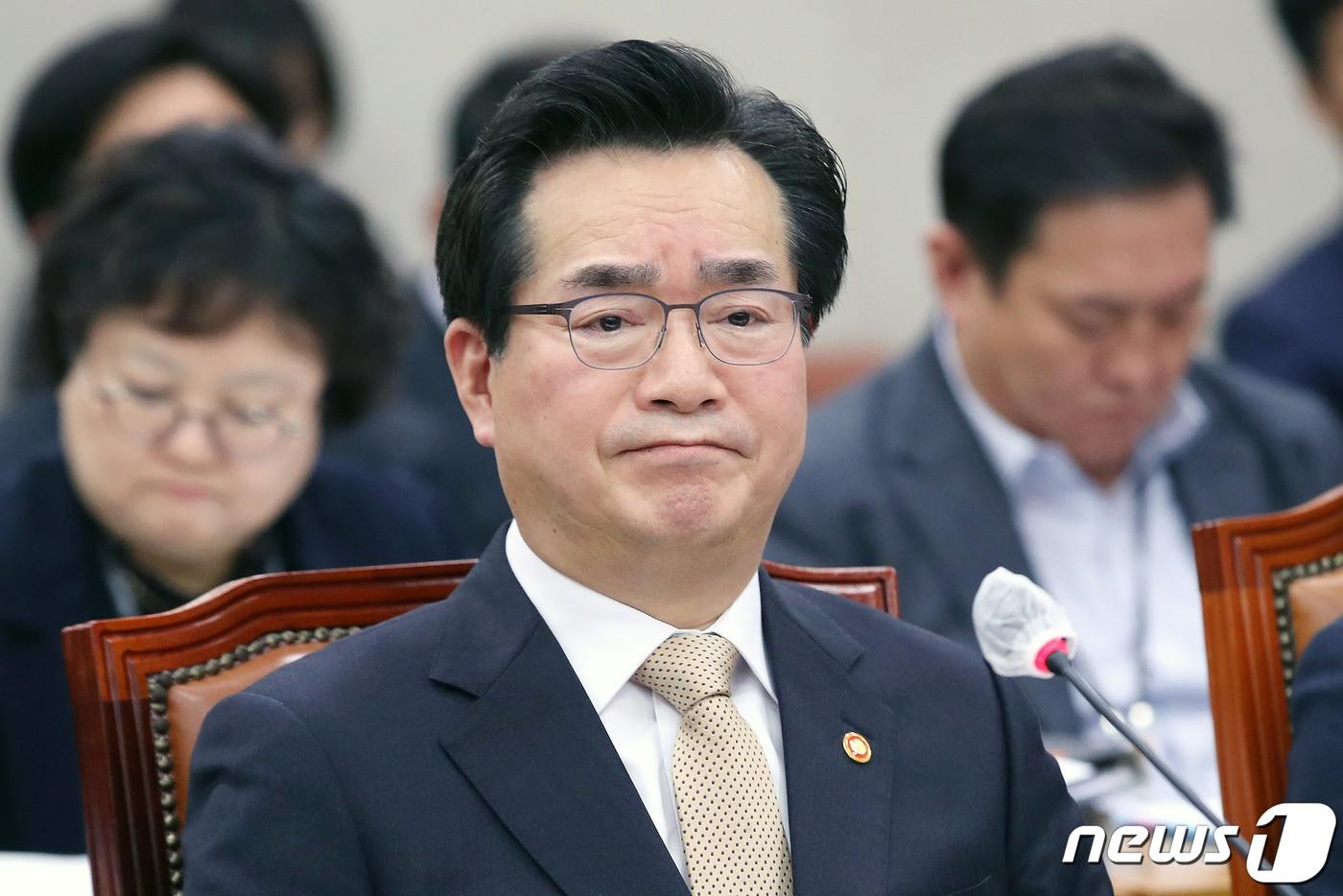 본문 이미지 - 정황근 농림축산식품부 장관이 11일 오전 서울 여의도 국회에서 열린 농림축산식품해양수산위원회 전체회의에서 양곡관리법 관련 현안질의를 듣고 있다. 2023.4.11/뉴스1 ⓒ News1 임세영 기자