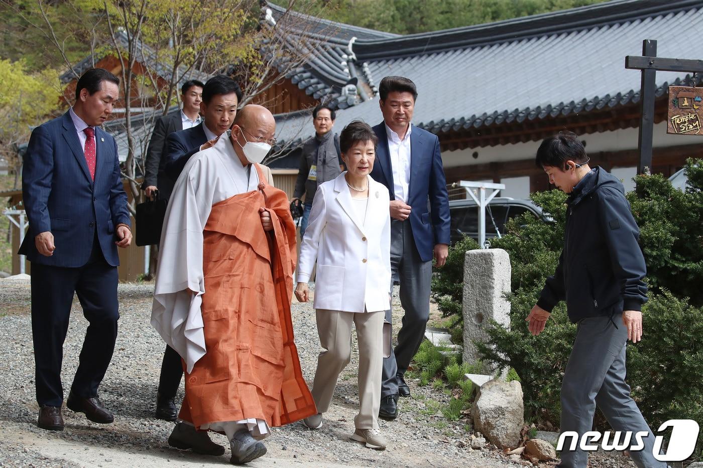 본문 이미지 - 지난 4월 11일 오전 박근혜 전 대통령이 대구 동구 팔공총림 동화사를 찾아 주지 능종 스님과 차담을 나누기 위해 사찰음식체험관으로 향하고 있다. ⓒ News1 공정식 기자