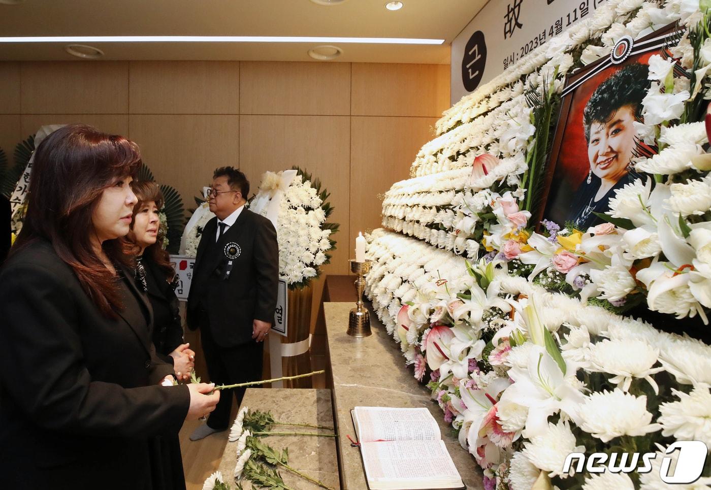 본문 이미지 - 지난 4월 11일 오전 서울 동작구 중앙대학교병원 장례식장에서 엄수된 고(故) 현미의 영결식에서 조카인 노사연, 노사봉 자매가 헌화를 하며 고인과 인사를 나누고 있다. ⓒ News1 권현진 기자