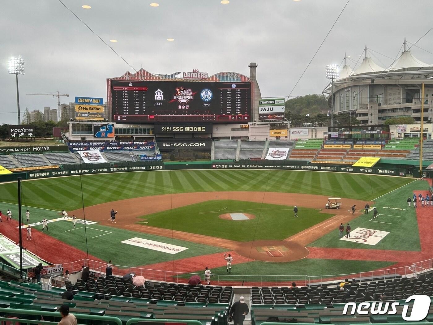 본문 이미지 - 11일 신세계이마트배 전국고교야구대회 결승전을 앞두고 있는 인천 SSG랜더스필드. ⓒ News1 문대현 기자 