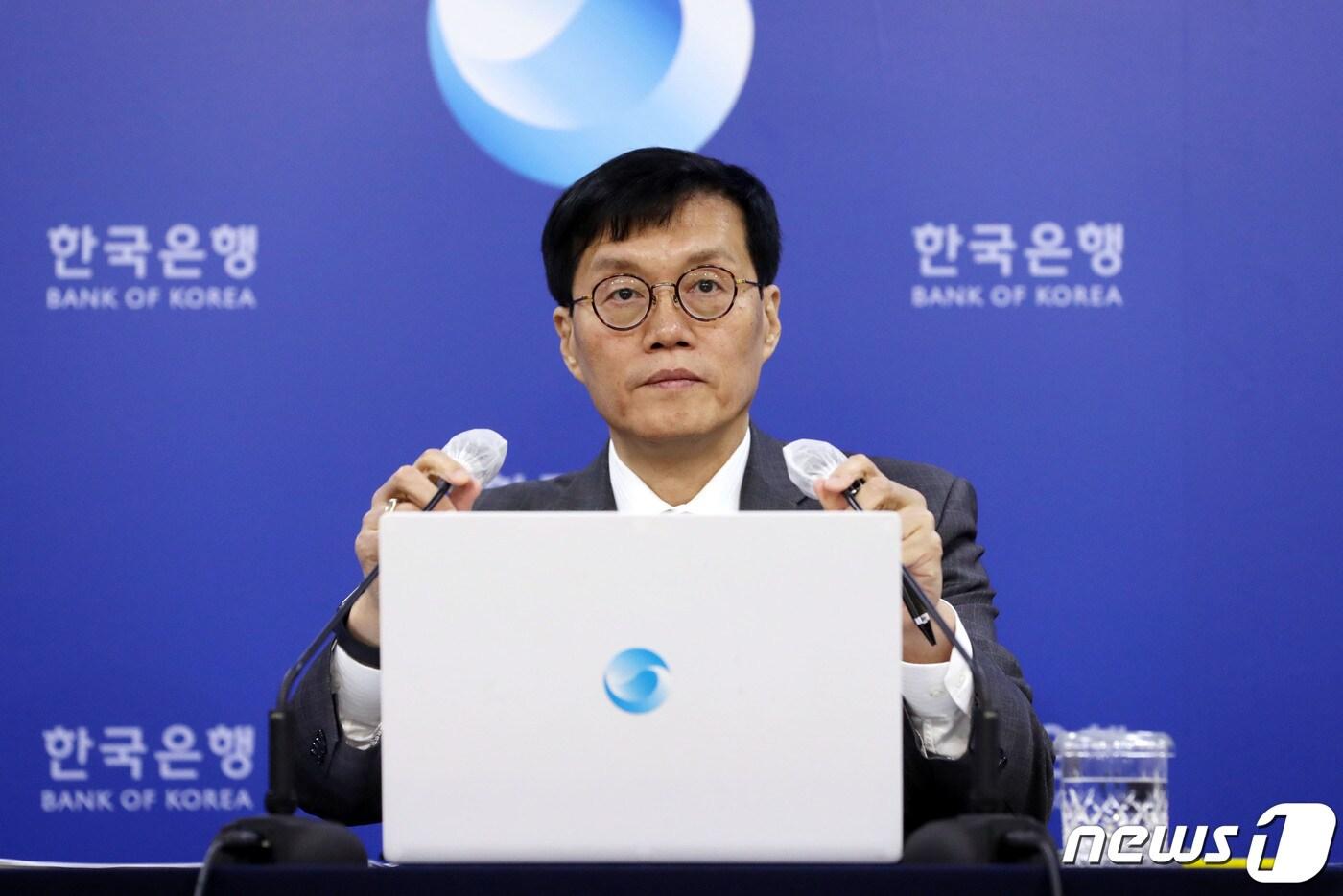 본문 이미지 - 이창용 한국은행 총재가 11일 통화정책방향 기자간담회에서 마이크를 조절하고 있다. /뉴스1