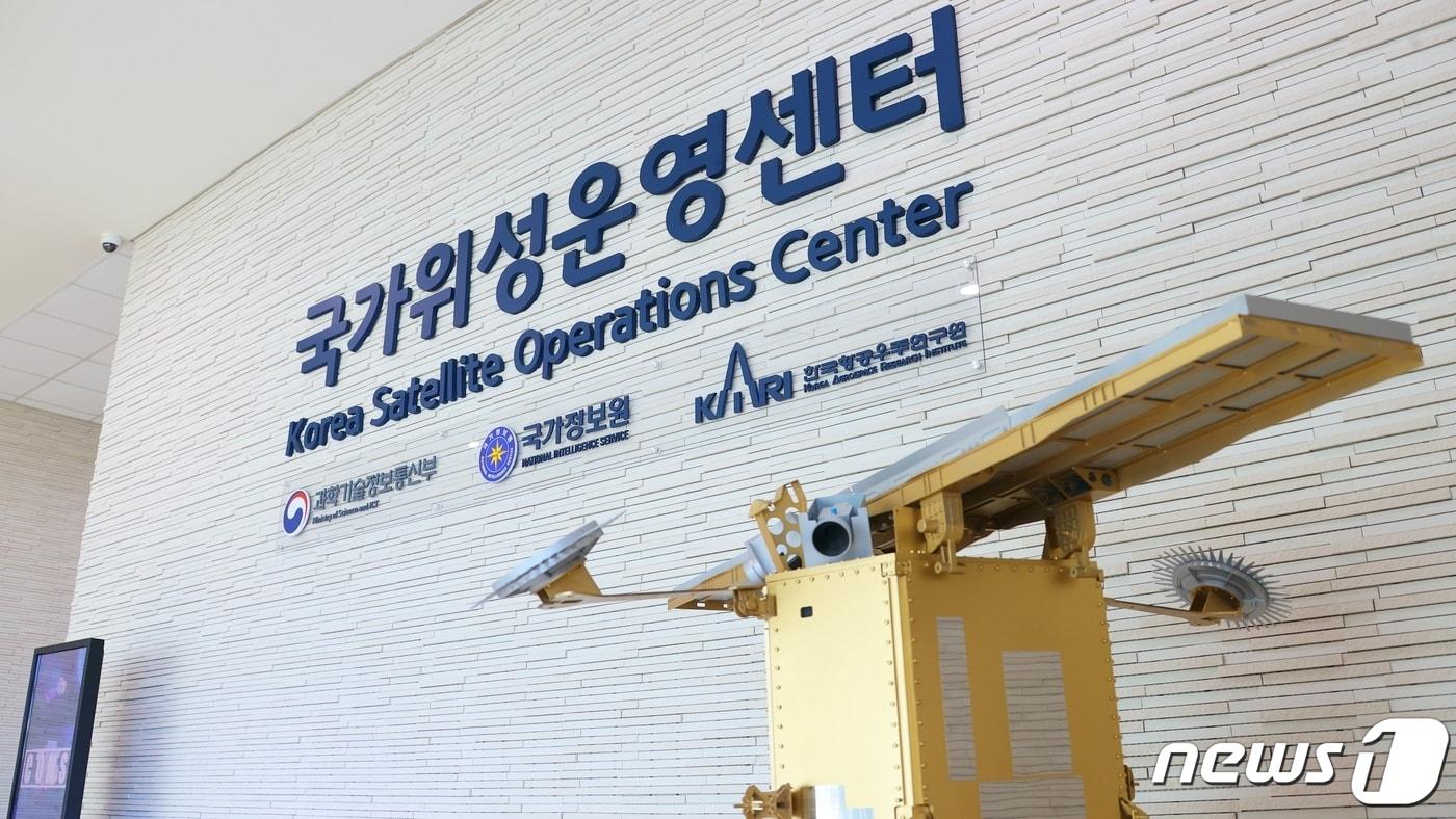 본문 이미지 - 제주시 구좌읍에 있는 국가위성운영센터 내부 모습. 과학기술정보통신부와 국가정보원이 공동으로 구축한 국가위성운영센터는 국가 저궤도 인공위성을 운영한다(한국항공우주연구원 제공).2023.4.11/뉴스1 ⓒ News1 고동명 기자