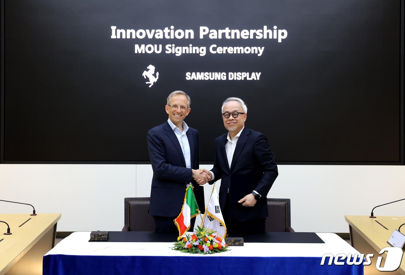 11일 삼성디스플레이 아산캠퍼스에서 열린 삼성디스플레이와 페라리의 디스플레이 솔루션 개발을 위한 양해각서(MOU) 체결식에서 최주선 삼성디스플레이 사장과(오른쪽) 베네데토 비냐(Benedetto Vigna) 페라리 CEO가 기념촬영을 하고 있다. (삼성디스플레이 제공) 