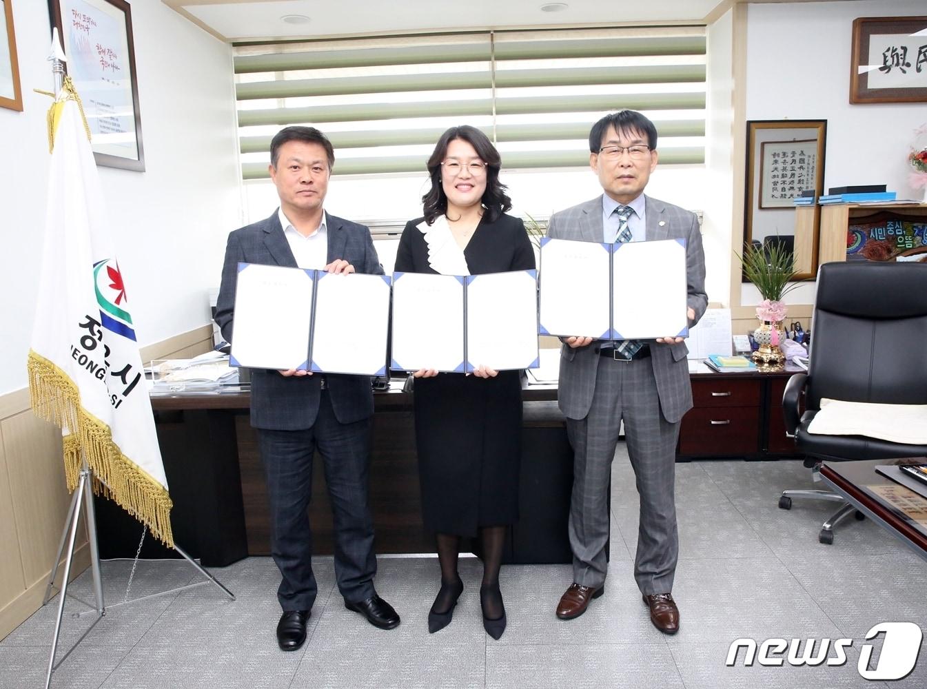 본문 이미지 -  전북 정읍시와 (사)정읍지역활성화센터, 섬진강댐노인복지관은 11일 정읍시청에서 농촌의 부족한 사회서비스 문제 해결을 위해 ‘농촌 찾아가는 사회서비스 활동 지원사업’ 추진을 위한 업무협약을 맺었다. 왼쪽부터 이학수 정읍시장, 이해경 섬진강댐노인복지관장, 이봉열 정읍지역활성화센터 이사장.(정읍시 제공)2023.4.11/뉴스1