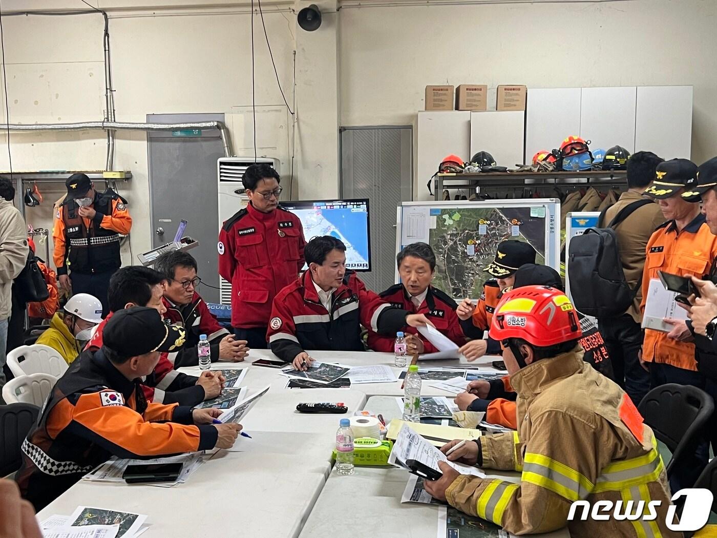 본문 이미지 - 김진태 강원도지사가 11일 오전 8시22분쯤 강릉시 난곡동에서 발생한 산불과 관련, 경포 119안전센터에서 현장상황을 보고 받고 대책을 논의하고 있다.2023.4.11/뉴스1 ⓒ News1 한귀섭 기자