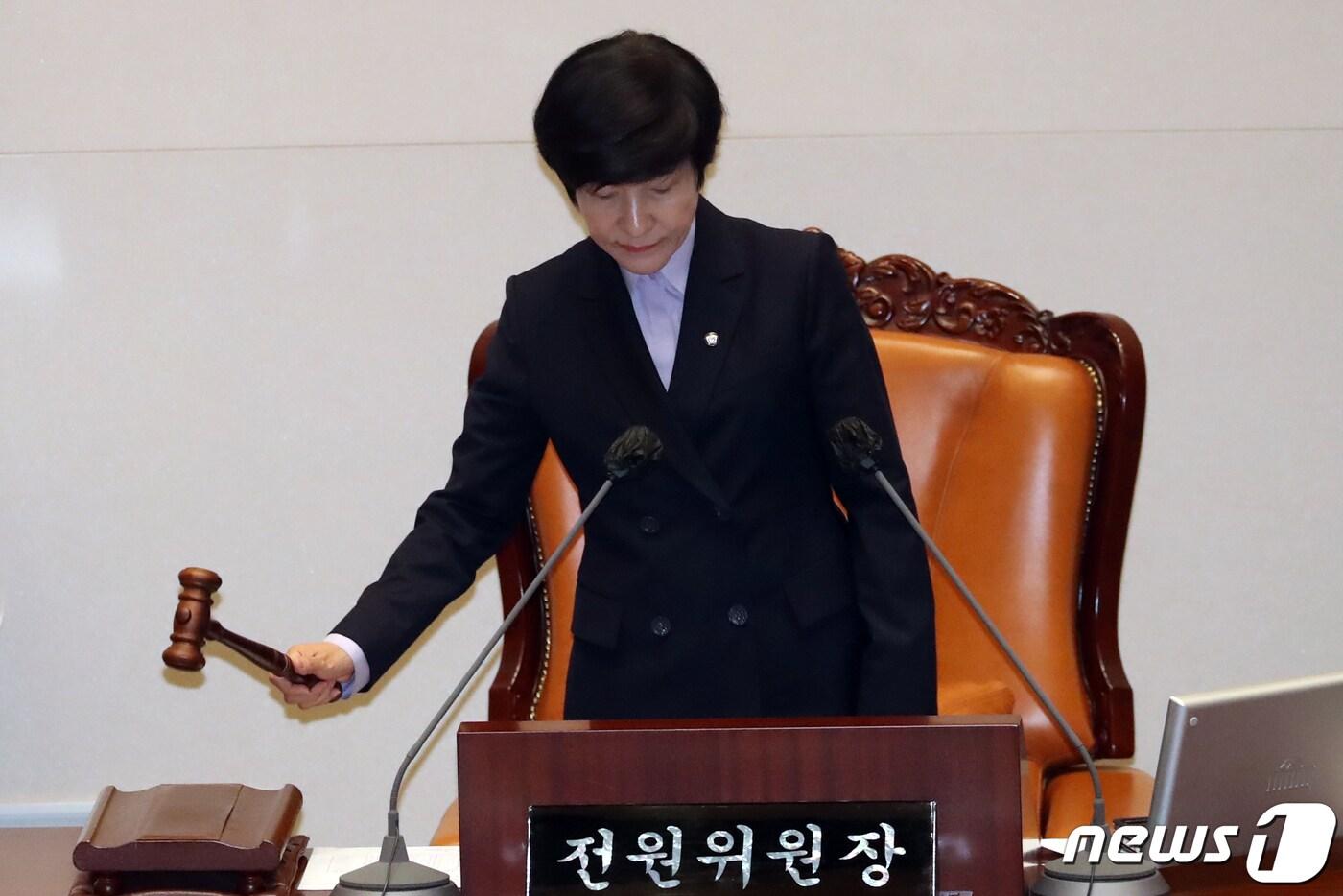 본문 이미지 -  국회 전원위원장을 맡은 김영주 국회 부의장인 지난 4월 11일 오후 서울 여의도 국회에서 열린 제405회국회(임시회) 제2차 국회의원 선거제도 개선에 관한 결의안 심사를 위한 전원위원회 개회를 선언하는 모습. ⓒ News1 황기선 기자