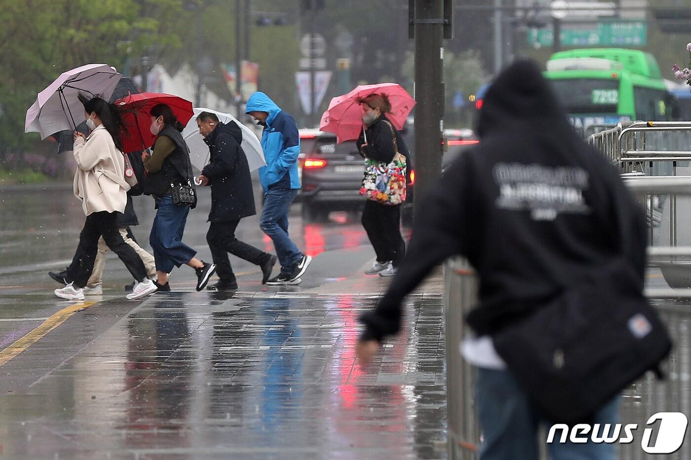 비가 내리는 날 우산을 쓴 시민들이 길을 건너고 있다. /뉴스1 DB ⓒ News1